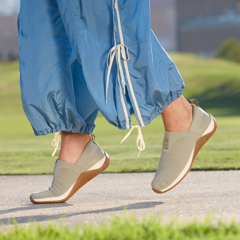 A model wearing Rykä Echo Knit casual shoes