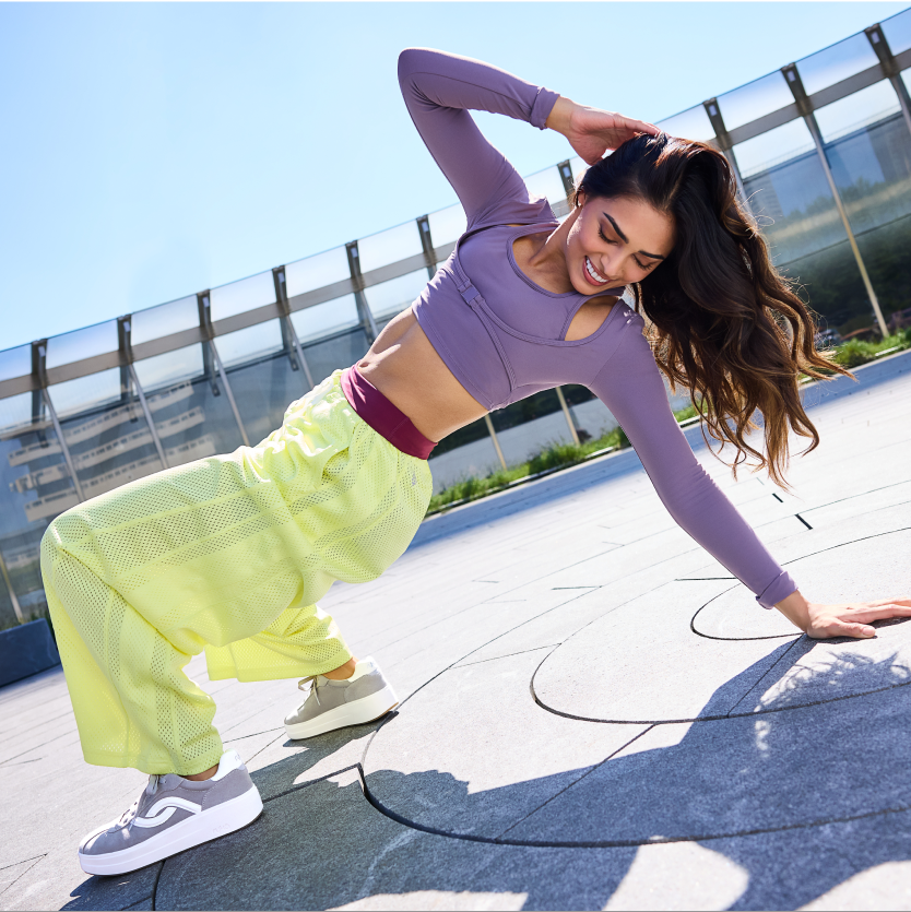 A model wearing Rykä Viv Max shoes