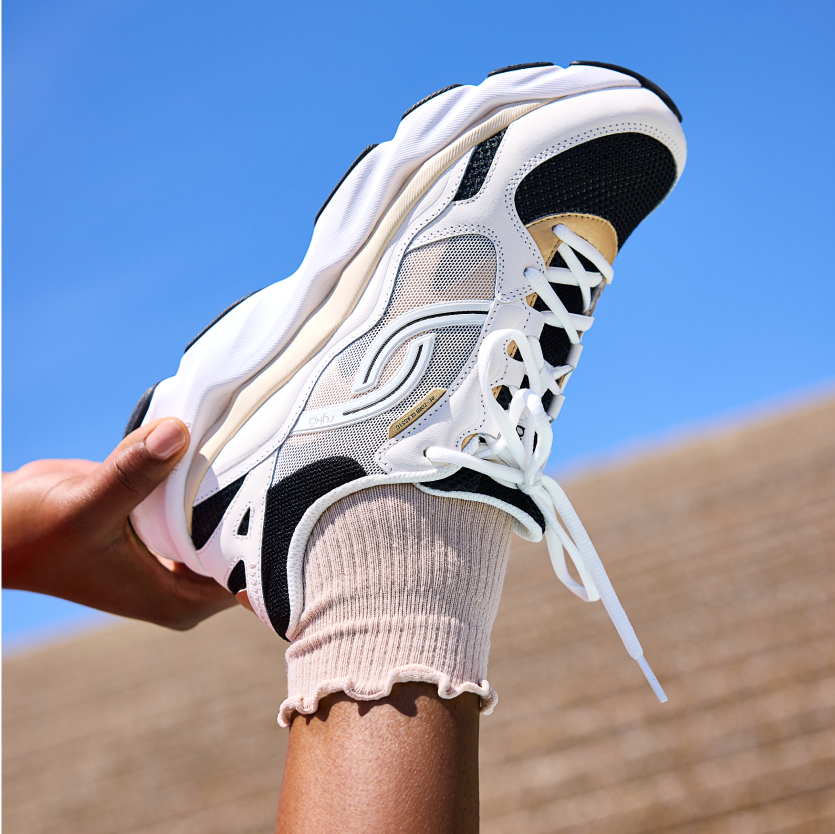 A model wearing a Rykä Rezorb Classic
